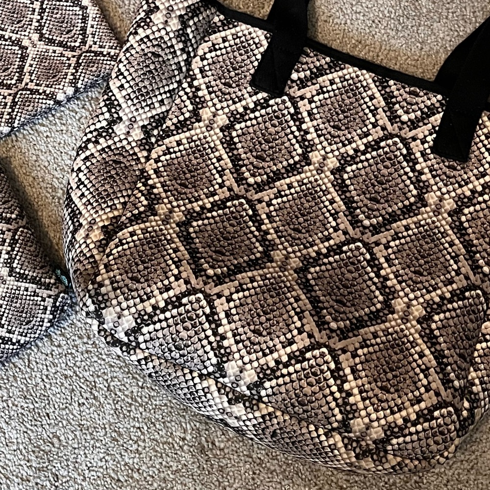 🆕 Tommy Bahama Black, Beige Gray Snake Print Tote 3 piece Set like new - Picture 11 of 11
